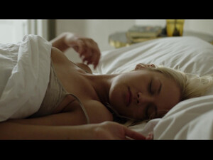 Девушку трахают на столе ранним утром