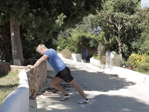 Трахает спортсменку прямо на улице