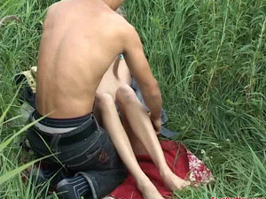 Молодая русская девка с двумя косичками отдалась другу на улице