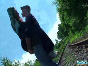 Русский студент на каникулах выебал подругу раком в лесу