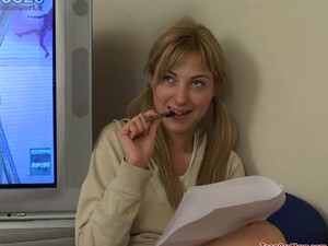 Русская шлюха сосет член крупным планом