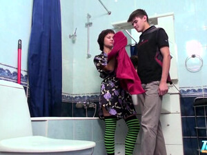 Студент выебал раком плоскогрудую шалаву в ванной