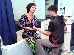 Студент выебал раком плоскогрудую шалаву в ванной