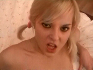 18 летняя блондинка с проколотым языком делает минет