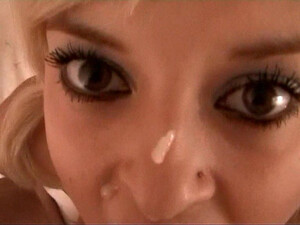 18 летняя блондинка с проколотым языком делает минет