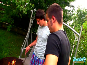 Студент мощным хуем выебал подругу на пикнике