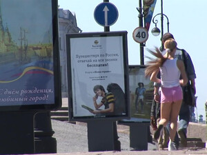 Негр ебет русскую, нагнув раком