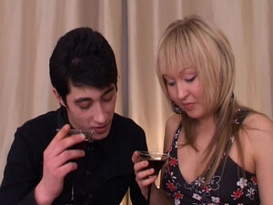 Парень трахает на полу новую подругу