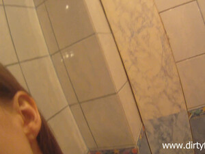 Секс в туалете с сосущей пассией