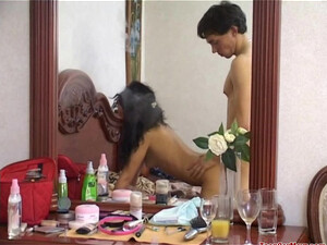 Молодой парень засадил член в пизду кудрявой брюнетки