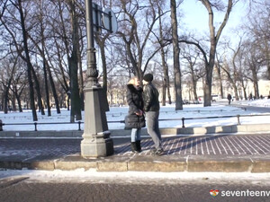 Молодые трахаются лёжа в постели