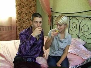 Споил и трахнул сисястую телку с короткими волосами