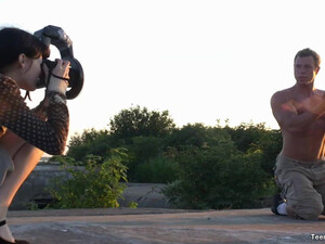 Возбужденный мужик выебал русскую подругу на улице