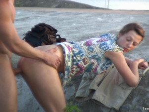 Возбужденный мужик выебал русскую подругу на улице