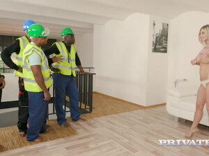 Блондинка дала толпе строителей