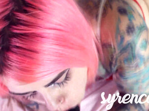 Негр трахает раком куколку с розовыми волосами