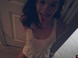 Брюнетка лижет яйца мужику, напрашиваясь на трах