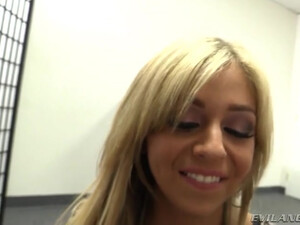 Блондинка делает минет на кастинге