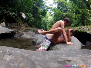 Потрахался со зрелой на природе и кончил на сиськи