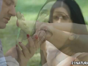 Страстный секс в саду с шикарной брюнеткой Elena Rae