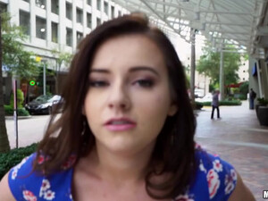 Хитрый пацан развел на секс молодую барышню в синем платье