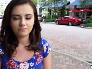 Хитрый пацан развел на секс молодую барышню в синем платье