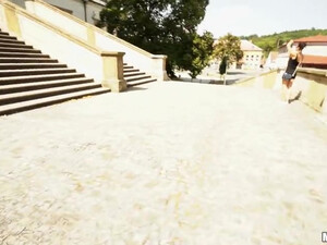 Молодые влюбленные туристы устроили публичный секс