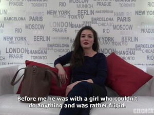 Милая брюнетка проходит реальный порно кастинг