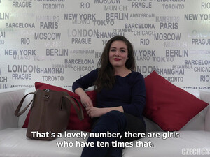 Милая брюнетка проходит реальный порно кастинг