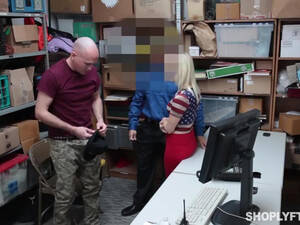 18-летняя блондинка занимается сексом в библиотеке на глазах у парня