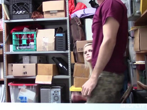 18-летняя блондинка занимается сексом в библиотеке на глазах у парня