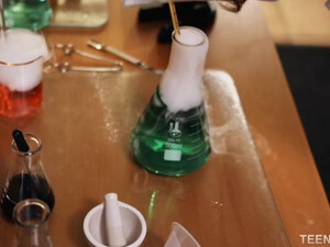 Рыжая лаборантка с большими сиськами кончает на члене учителя