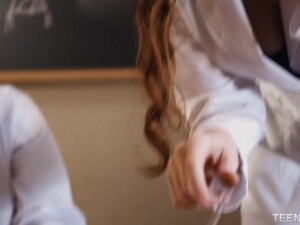 Рыжая лаборантка с большими сиськами кончает на члене учителя