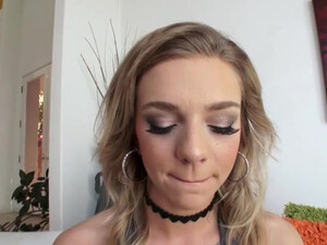 Шикарная попка блондинки в первый раз пробует огромный член в анал