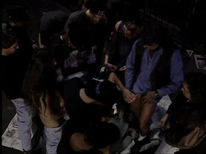 Ненасытную брюнетку жестко дерут во все дыры толпой на улице