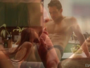 Madison Ivy трахается с любовником, лёжа на столе