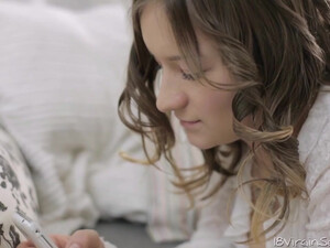 Красивый секс русской пары на небольшом диване