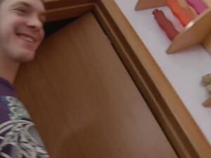 Подруга дала настырному ухажеру пока никого не было дома