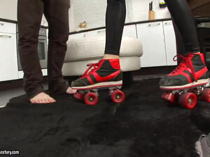 Девушка на роликах дает в анал прямо на кухне