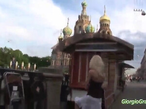 Большой член в жопе блондинки заставил её страстно кончить