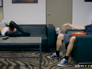 Пока никто не видит можно и потрахаться в уютной комнате