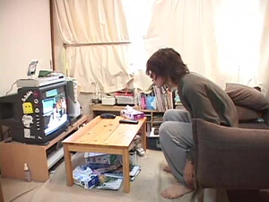 Азиатскую телеведущую в прямом эфире умыли и накормили спермой