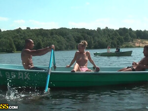 Порно ебут молодую девку у реки по очереди