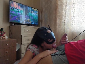 Вторая Половинка старшего брата зашла ко мне в спальню когда я играл