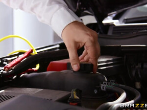 Женушка с большими сиськами изменяет супругу и дает лизать другому