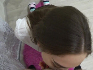 Женушка сосет на коленьях и делает очень глубокий минет - по самые яйца