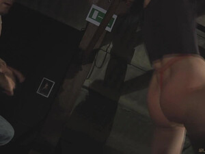 Жестко издевается над рабыней в развратном порно