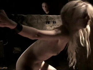 Приказывает связанной рабыни делать минет