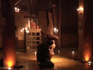 Господин грубо бьет голую рабыню в БДСМ