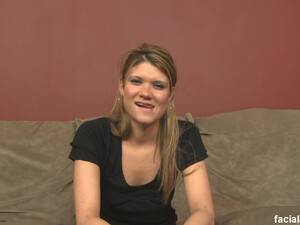 Блондинка заглатывает хуй в хардкор порно